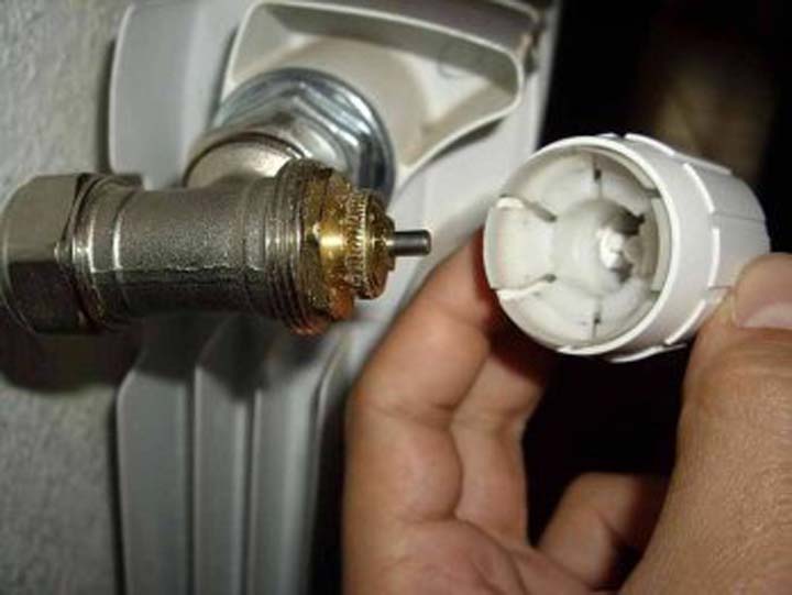 Algunas  válvulas  incluyen un limitador de válvula que limita el caudal de agua que atraviesa el radiador para garantizar una refrigeración razonable del agua