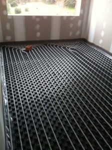 Como esta concebido como un sistema de baja temperatura, se alcanzan grandes ahorros alternándolo con sistemas de generación de calor eficientes como la aerotermia, la geotermia