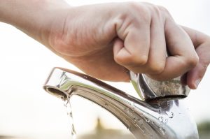 Al momento de lavarse los dientes, tambien puedes hacerte de un recipiente para tomar justo el agua que requieres y no dejar la llave abierta todo el tiempo mientras dura este proceso