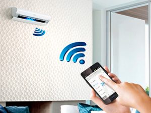puedes programar el aire acondicionado y encenderlo para que funcione y enfrié la casa, antes de que tu llegues. También puedes sincronizar el termostato como mejor convenga.