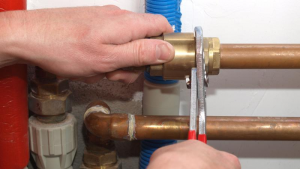 Los aparatos conectados a gas como bombonas y depósitos de gas natural licuado o de gas licuado de petróleo, también hay que revisarlos cada cinco años, y asimismo los aparatos conectados a estas instalaciones.